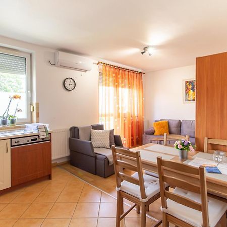 Viky'S Apartment Gyor Bagian luar foto