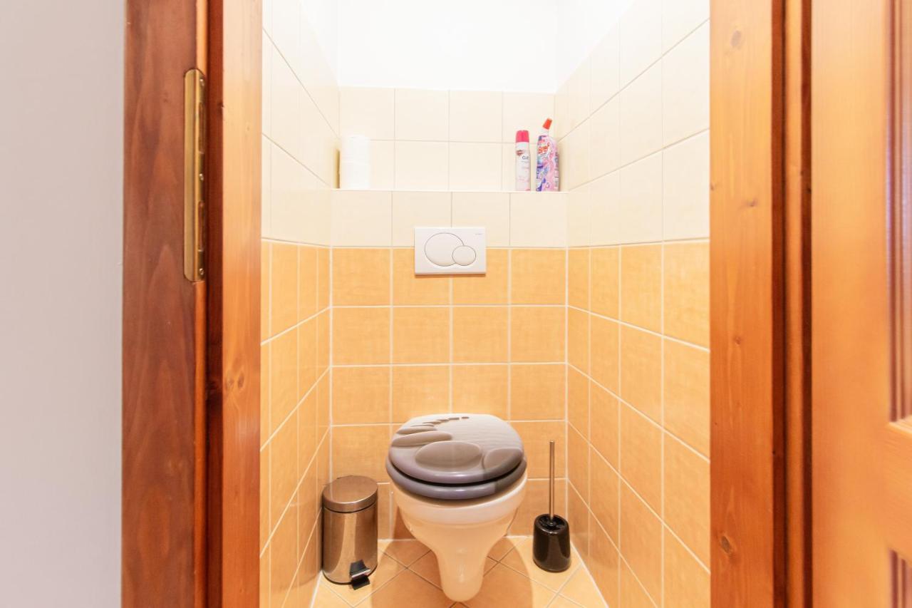 Viky'S Apartment Gyor Bagian luar foto