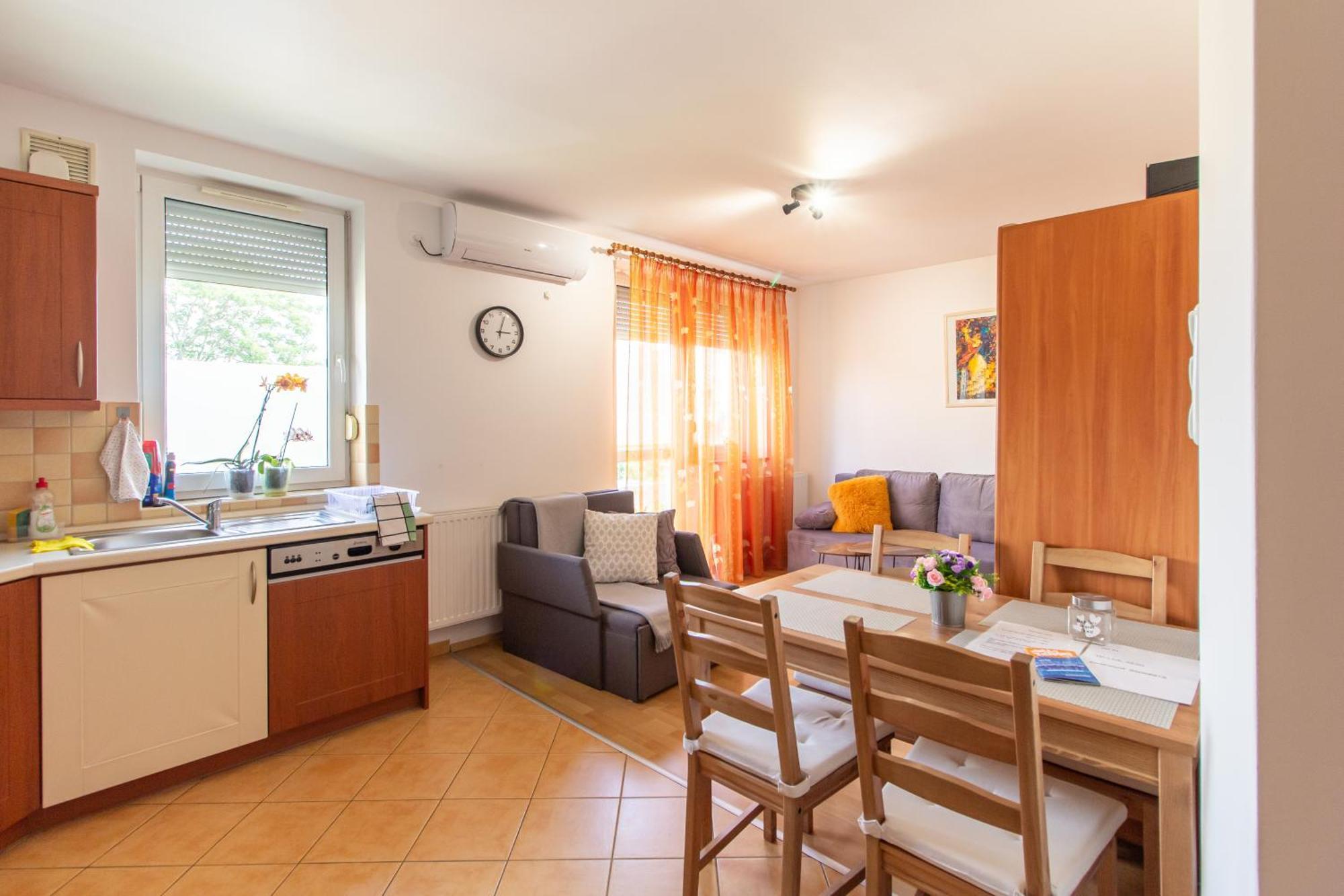 Viky'S Apartment Gyor Bagian luar foto