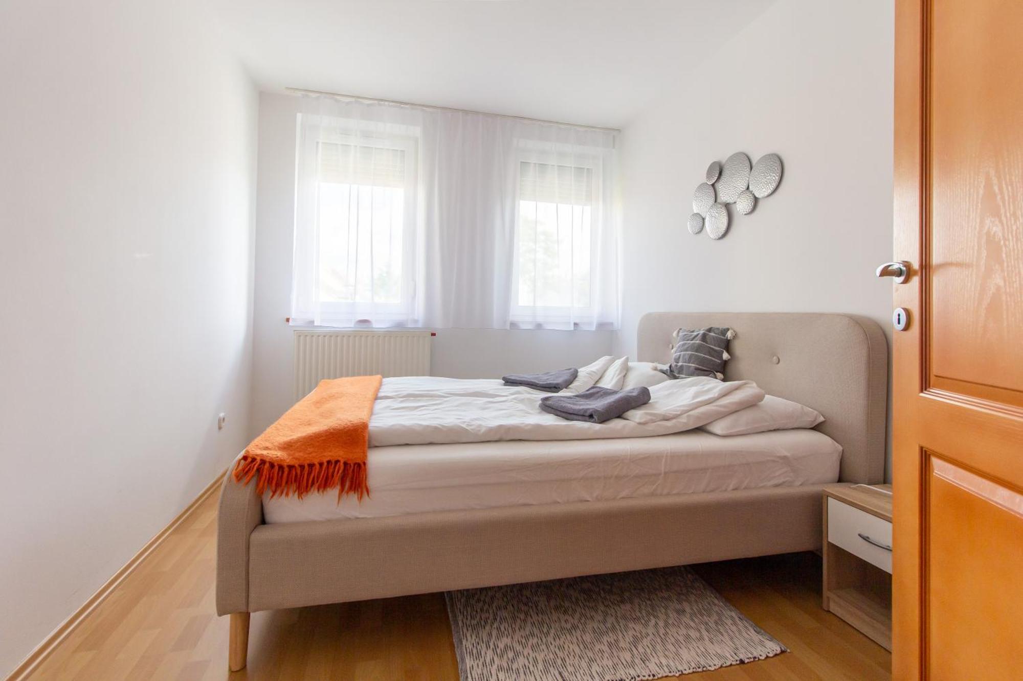 Viky'S Apartment Gyor Bagian luar foto